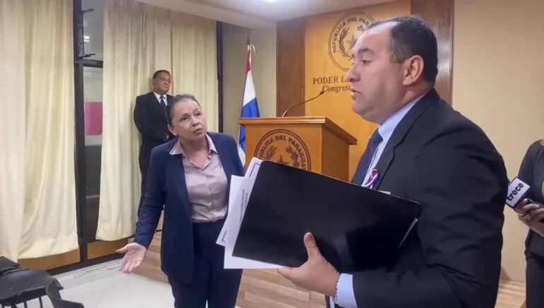 La senadora Yolanda Paredes (CN) increpando a su colega liberal Líder Amarilla.