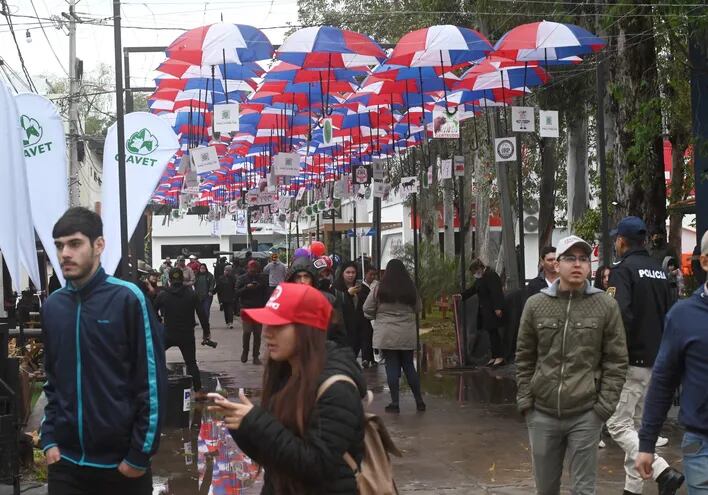 Imágenes del paseo de las sombrillas en la Expo de Mariano Roque Alonso, que registra una muy alta concurrencia.
