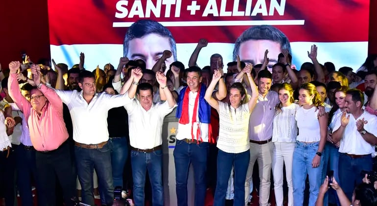 Santiago Peña (c) rodeado de su mentor político, Horacio Cartes, y Pedro Alliana, ayer en el festejo de la victoria en la Junta de Gobierno de la ANR. Mario Abdo y Hugo Velázquez, grandes ausentes.