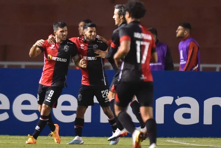Jugadores de Melgar celebran un gol de Bernardo Cuesta hoy, en un partido de la fase de grupos de la Copa Libertadores entre Melgar y Patronato en el estadio Monumental de la UNSA en Arequipa (Perú).