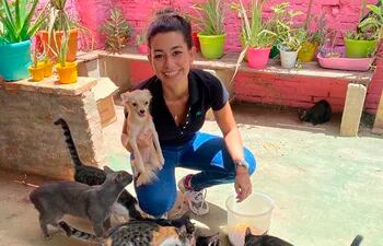 Larizza Kurth con sus gatos y uno de sus seis perros. Ella es la ganadora de la carrera de tacones en Concepción. Se trata de un zapato taco 12 que le regaló un primo quien se lo envió desde España.
