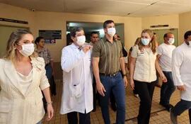 Santiago Peña (c) visitó ayer el Hospital Nacional de Itauguá, donde observó   que el nosocomio  está con grave deterioro edilicio.