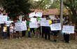 Un grupo de alumnos y padres de familia exigen al MEC devolver los rubros de docentes a la escuela José Dolores López, de la compañía Islerias, distrito de Isla Umbú.