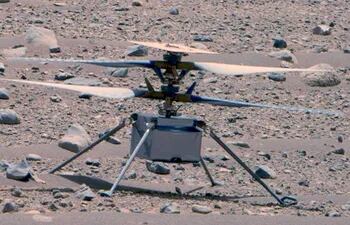 Fotografía cedida por la NASA donde se muestra una imagen en color mejorada del helicóptero Ingenuity Mars que fue tomada por el instrumento Mastcam-Z a bordo de Perseverance el 16 de abril de 2023, correspondiente al día 766, o sol, marciano de la misión del rover. Una nave de la NASA, llamada 'Ingenuity Mars Helicopter', ha tenido que poner fin a su misión en Marte después de casi tres años operando desde la superficie del planeta debido a daños en su hélice que le impedían volar. EFE/NASA/JPL-Caltech/ASU/MSSS /SOLO USO EDITORIAL /NO VENTAS /SOLO DISPONIBLE PARA ILUSTRAR LA NOTICIA QUE ACOMPAÑA /CRÉDITO OBLIGATORIO