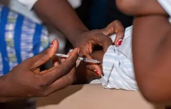 La vacuna antipalúdica R21/Matrix-M confirmó “una alta” eficacia (78 % de media) y “un buen perfil” de seguridad en niños de 5 a 17 meses durante el primer año, según los datos de un nuevo ensayo clínico en fase 3 realizado en Burkina Faso, Kenia, Malí y Tanzania.