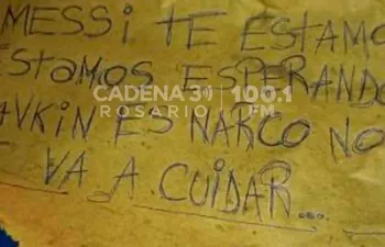los sospechosos arrojaron un papel a la calle con una nota que llevaba la frase en la cual nombran tanto a Messi como a Pablo Javkin, intendente de Rosario.