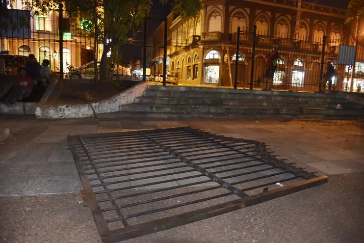 El portón que cayó sobre niños que se encontraban jugando en la plaza Uruguaya.