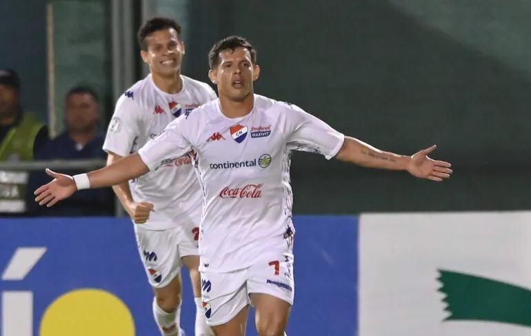 Brazos abiertos de Roberto Mathías Martínez (28) en el festejo de su gol. Atrás, Carlos Niño Junior Espínola (23).