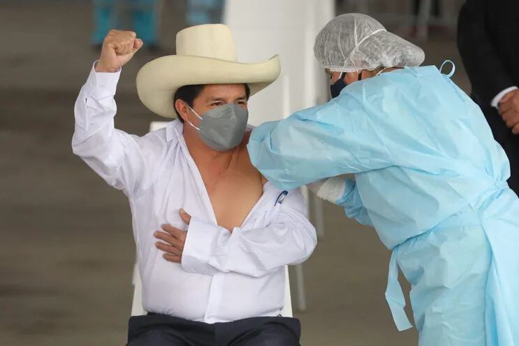 El presidente de Perú Pedro Castillo recibió la primera dosis de la vacuna Sinopharm contra el Covid-19 en San Juan de Lurigancho, el 6 de agosto pasado.