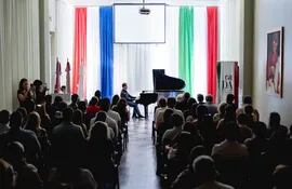 El pianista italiano Massimo Folliero actuó anoche en la celebración del Dante Alighieri.
