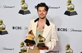 Harry Styles posa con sus Grammy, incluyendo el del Álbum del Año.