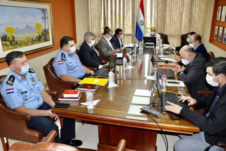 El Ministro del Interior Arnaldo Giuzzio y el Comandante de la Policía Nacional, Luis Arias explicando sobre la situación de inseguridad en Paraguay. (Foto: Gentileza).