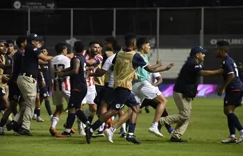 La trifulca entre los jugadores de Paraguay y República Dominicana, la Policía tuvo que intervenir.