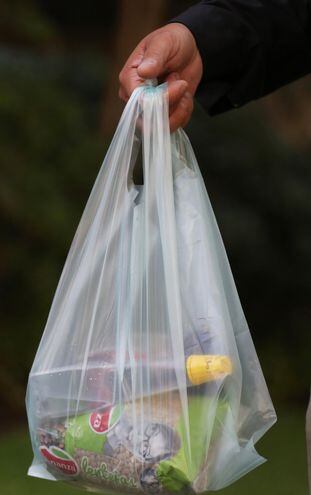 Las bolsas de plástico  ya no deberán proveerse en los comercios.