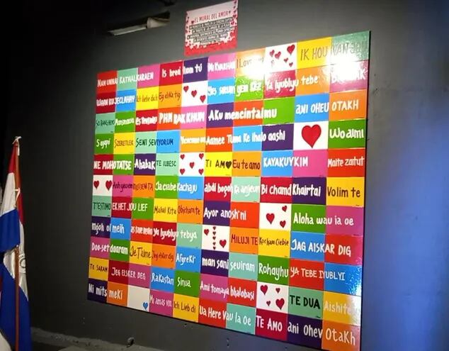 El mural tiene la frase "Te amo", traducida en cien idiomas distintos.