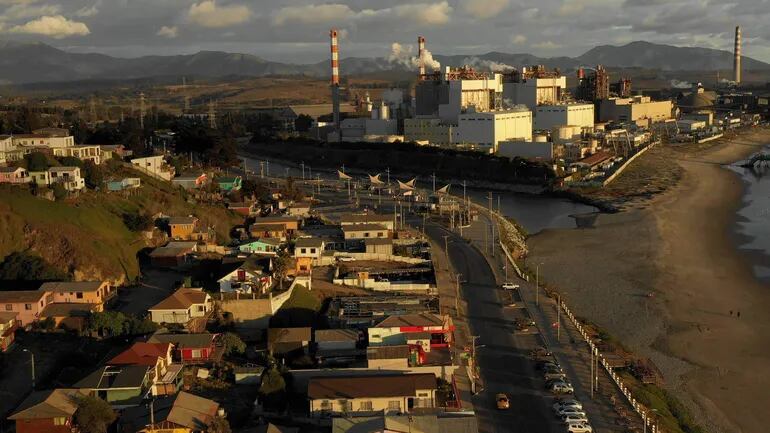 Foto aérea de archivo de la central termoeléctrica AES Gener en Puchuncaví, Región de Valparaíso, Chile. (Ilustrativa).