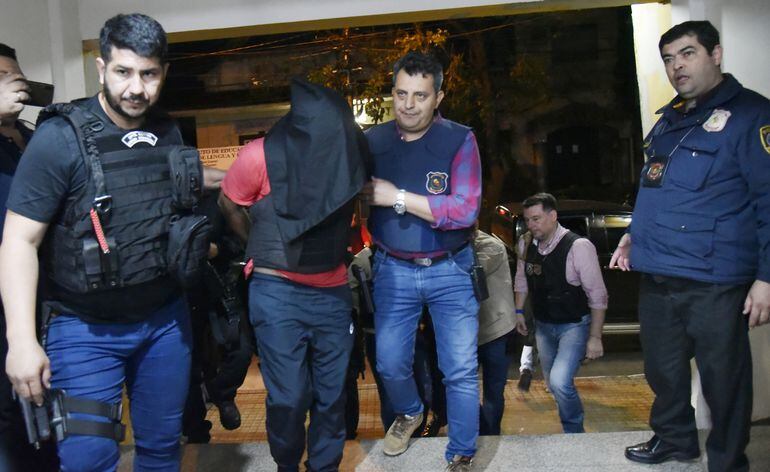 Los detenidos en Desmochados, Ñeembucú, fueron traídos anoche por vía aérea hasta Asunción.