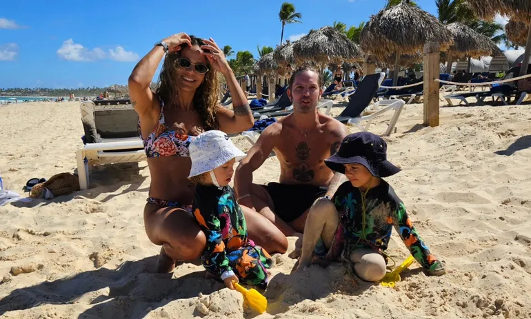 Chirola Ruiz Díaz y Anto Volpe con sus hijos Piero y Paulo en una playa dominicana.
