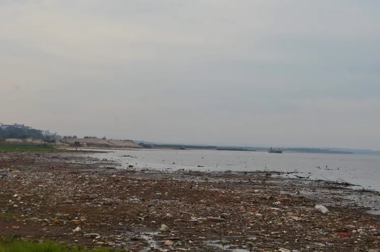 La bajante del río Paraguay deja al descubierto una gran cantidad de basura en la playa de la ciudad de San Antonio