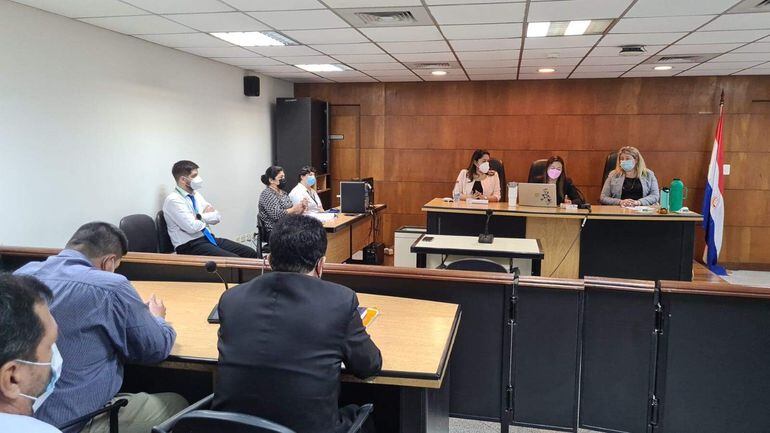 El exintendente de Arroyito Samuel González Valdez (camisa azul) escucha el fallo del Tribunal de Sentencia.
