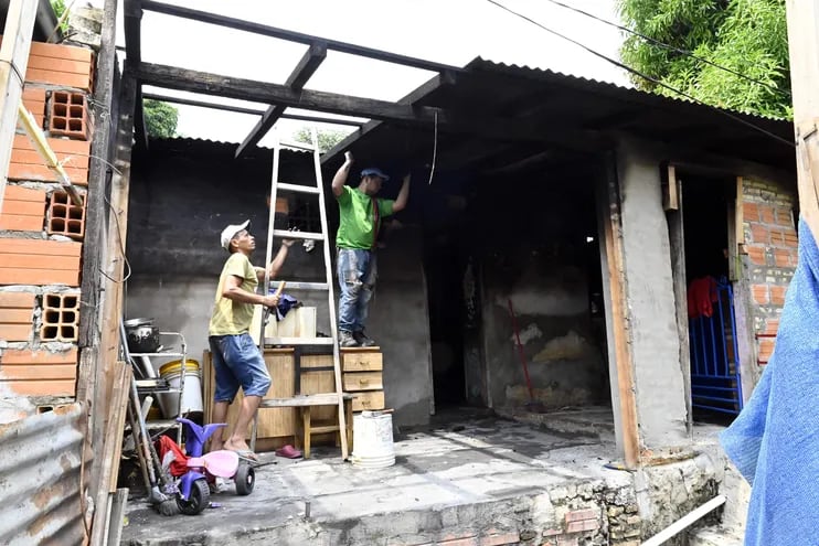 Casas del barrio Roberto L. Pettit, en Asunción, fueron afectadas por un incendio el sábado a la noche.