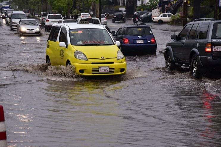 Las lluvias generaron raudales en las principales avenidas de Asunción.