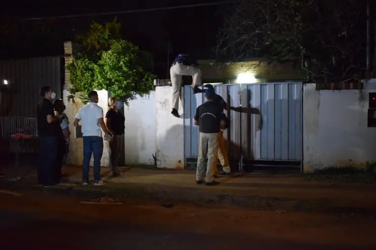 Momento en que agentes policiales ingresaron a la vivienda de la actuaria judicial, Mouriel Vera, quien se negaba a abrir el portón de su vivienda.