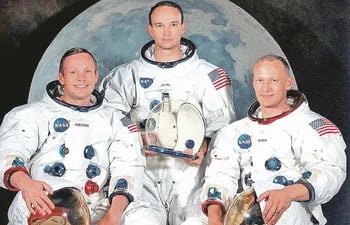 Los astronautas estadounidenses Neil Armstrong y Michael Collins y Edwin Aldrin (i a d), tripulantes del "Apolo 11", cohete que los transportó hacia la Luna,