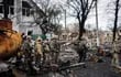 El presidente de Ucrania, Volodimyi Zelensky (centro) llegó hasta la ciudad de Bucha, donde se produjo una masacre de unos 400 civiles. (AFP)