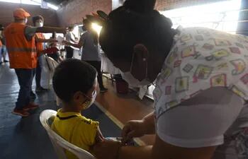 Niños se están vacunando, pero hay muchos no inscritos que aún no llegan a los centros de inmunización.