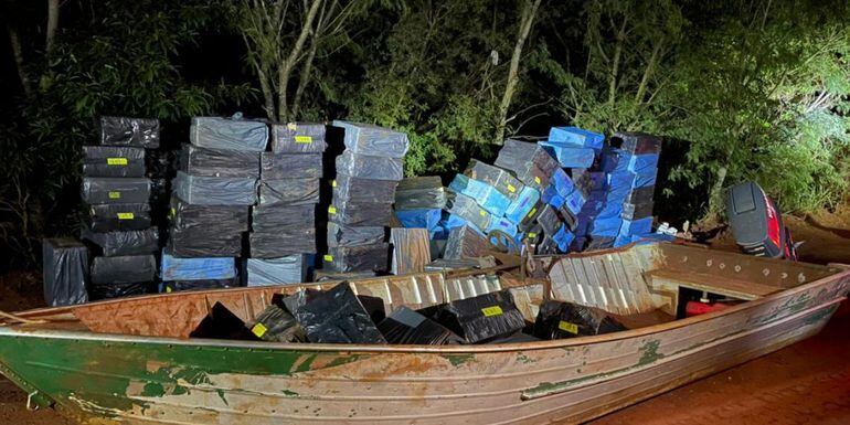 La lancha con la carga de cigarrillos de contrabando, en la costa del río Paraná, en Brasil.
