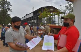 Los sindicalistas Elvio González y Emilio Paez exhibiendo la nota por la cual piden a Petropar el pago de plus por peligrosidad a todos los funcionarios zafreros por igual.
