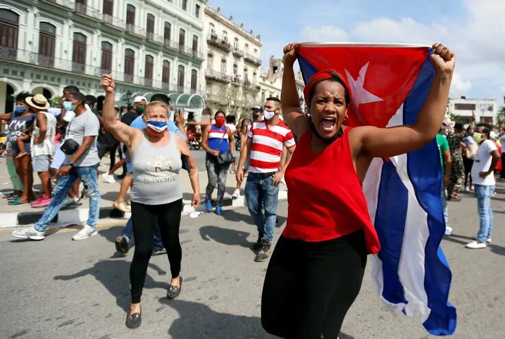 FOTODELDÍA-HAB15. LA HABANA (CUBA), 11/07/2021.- Personas manifiestan su apoyo al gobierno cubano hoy, en una calle en La Habana (Cuba)- Cientos de cubanos salieron este domingo a las calles de La Habana al grito de "libertad" en manifestaciones pacíficas, que fueron interceptadas por las fuerzas de seguridad y brigadas de partidarios del Gobierno, produciéndose enfrentamientos violentos y arrestos. EFE/Ernesto Mastrascusa
