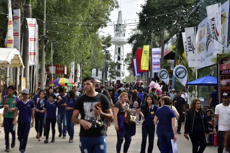 Estudiantes coparon la Expo 2023 este lunes, recorrieron los diferentes locales. Los principales atractivos fueron el stand de Itaipú y el de Yacyreta, como también el parque de juegos