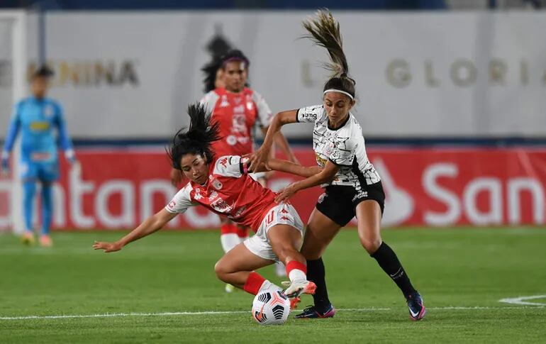 Fany Gauto protege la pelota en la final de la Copa Libertadores femenina que la perdió ante el Corinthians.