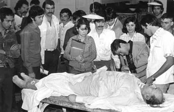Roschmann en la camilla del Hospital de Clínicas, Asunción, Paraguay, agosto de 1977. Foto: Archivo de ABC Color.