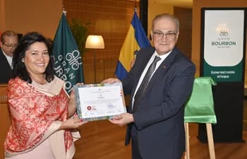 La ministra de Turismo, Sofía Montiel de Afara realizó la entrega del certificado al presidente de la Cadena Bourbon,  Alceu Vezozzo Filho.