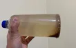 El agua cargada en una botella muestra arenilla.