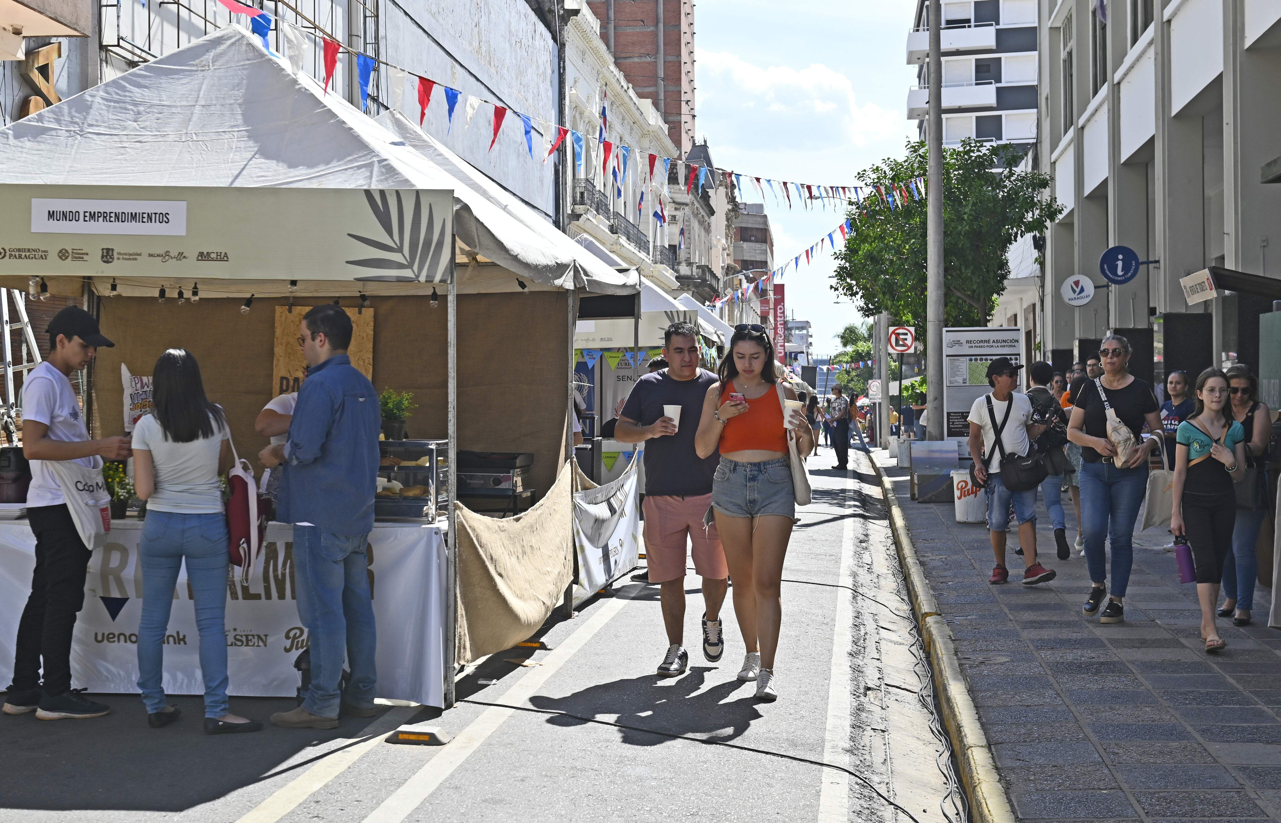 La Feria Palmear presenta diferentes stands de artesanía y gastronomía a lo largo de cuatro cuadras. La actividad es de acceso libre y gratuito.