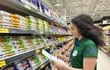Una estudiante cuando recolectaba datos de los precios de los productos en un supermercado de Ciudad del Este.