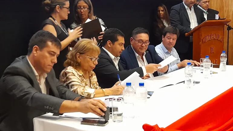Momento en que los 5 intendentes, firman el convenio de cooperación interinstitucional para la instalación del Corredor del Río.