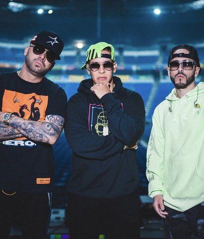 El cantante puertorriqueño Daddy Yankee, en el centro, aparece junto a sus compatriotas Wisin y Yandel.