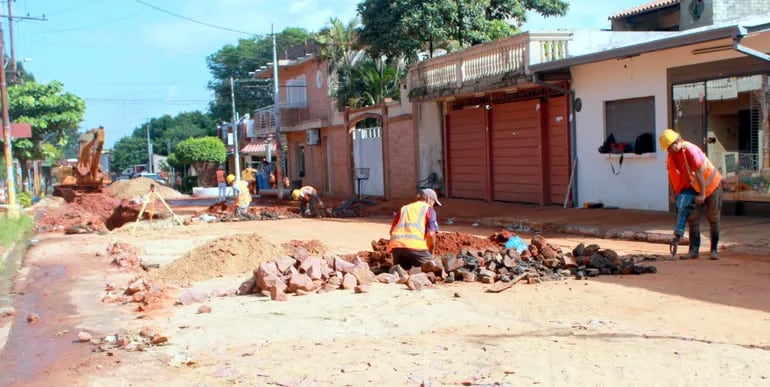 Funcionarios de la empresas adjudicadas por la ESSAP, rompen las calles de Fernando de la Mora para el alcantarillado.