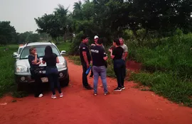 Agentes de Investigaciones de la Policía de Central interrogan a los vecinos de la compañía Rojas Cañada de Capiatá sobre el fatal intento de asalto ocurrido esta madrugada.