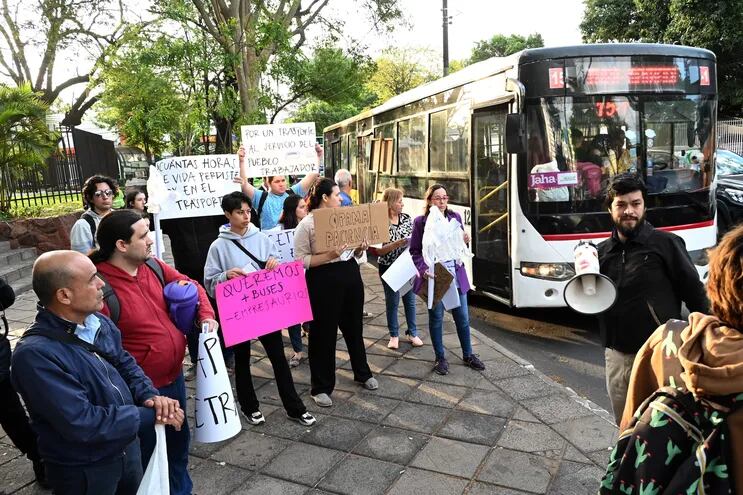 Integrantes de Opama volvieron a movilizarse ayer para exigir una mayor frecuencia de buses.