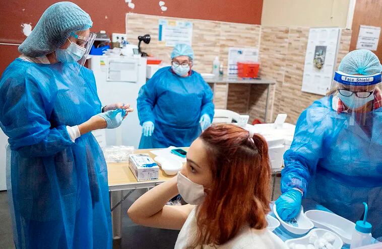 Uruguay comenzó a vacunar a su población adolescente contra el covid-19. Pese a ello, los casos van en aumento.