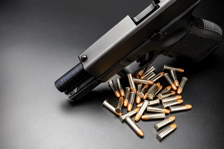 Imagen ilustrativa de un arma y sus respectivas balas.