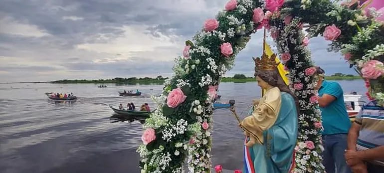 La imagen de María Auxiliadora, patrona de Fuerte Olimpo, escoltada por varias pequeñas embarcaciones. Este domingo se realizó la tradicional procesión náutica.