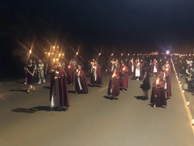 El viacrucis mayor de Hernandarias congregó a centenas de fieles este viernes.