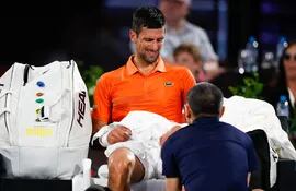 Novak Djokovic, haciendo uso del tiempo médico por la molestia que sufrió en el juego de ayer.